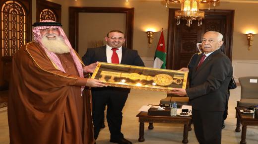 رئيس الديوان الملكي الهاشمي يلتقي وفدا من أبناء عشيرة الزعبي بلواء الرمثا