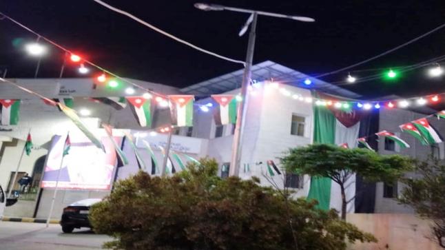 العلم الأردني يزين مداخل محافظة الزرقاء في يومه الوطني