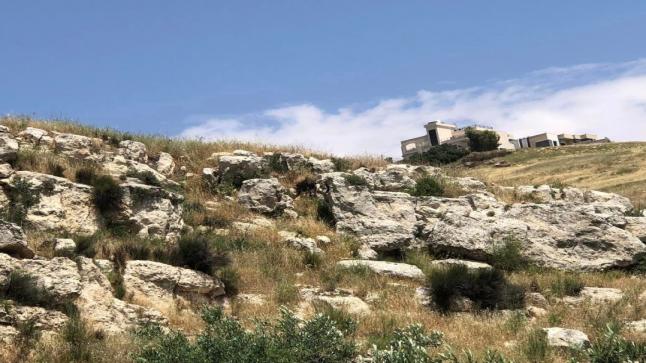 بالصور أمام أمين عمان ..هل يليق هذا المكان بحرمة الموتى واهاليهم