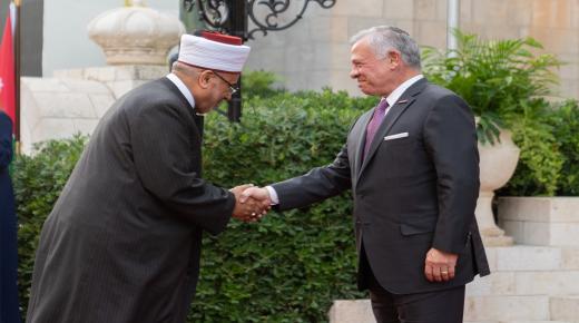 الملك ينعم على سماحة الشيخ عبدالحافظ نهار سلامة الربطة بوسام الاستقلال من الدرجة الأولى
