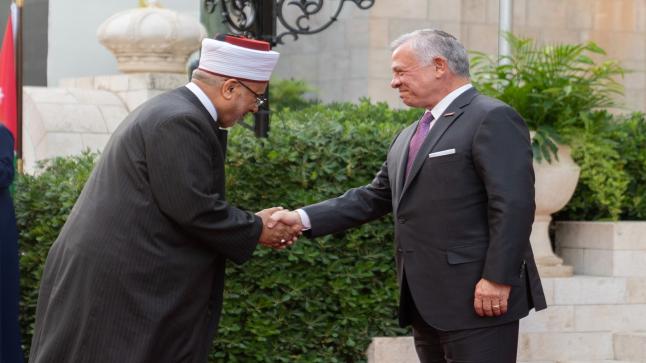 الملك ينعم على سماحة الشيخ عبدالحافظ نهار سلامة الربطة بوسام الاستقلال من الدرجة الأولى
