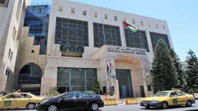 البنوك ترفع عمولة التأمين والعملاء يطالبون البنك المركزي بوقفها