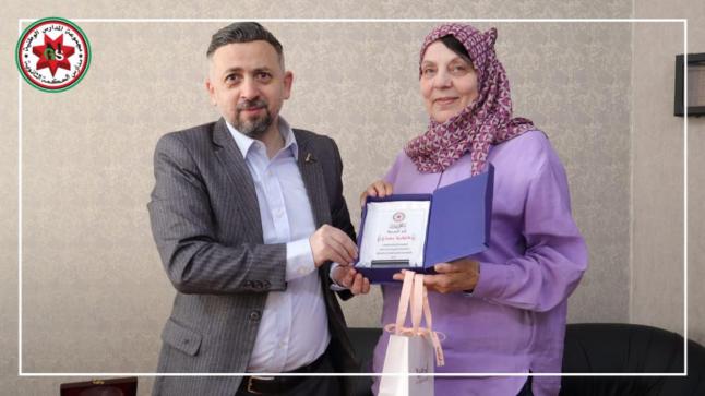 د. ايهاب بالي يكرم “فاطمة بعباع” احد المدرسات التي واكبت التعليم بمدارس الحكمة منذ التاسيس لاحالتها على التقاعد