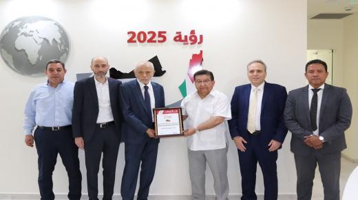 السفير الإكوادوري في فلسطين بايرون فينيسيو يزور شركة بن ازحيمان