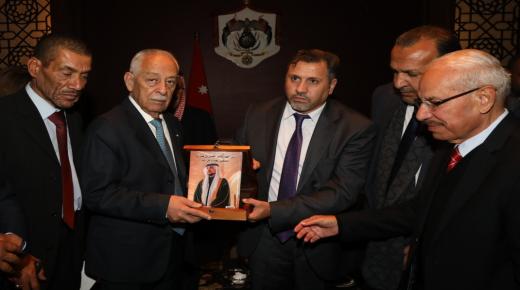 الحجايا يسلم رئيس الديوان الملكي الهاشمي العيسوي نسخة من كتاب .. ولي العهد الأمير الحسين ؛ مستقبل شعب وأمل أمّة