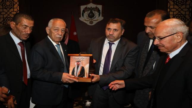 الحجايا يسلم رئيس الديوان الملكي الهاشمي العيسوي نسخة من كتاب .. ولي العهد الأمير الحسين ؛ مستقبل شعب وأمل أمّة