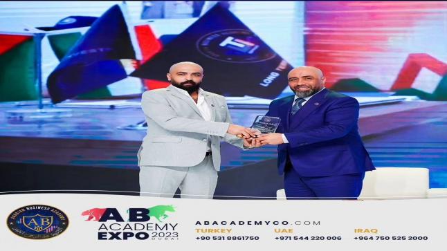 بالصور – الأكاديمة العربية للأعمال تكرم كوادرها المشاركين في ملتقى ريادة الأعمال والاستثمار في البورصات العالمية بـ دبي