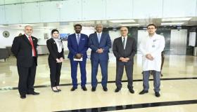 السفير السوداني يزور مستشفى الكندي.. ويشيد بمستوى الرعاية