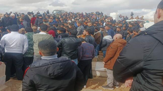 طلاب جامعة الطفيلة التقنية يشاركون آل عليان بتشيع جثمان الطالب أحمد حسن أحمد عليان