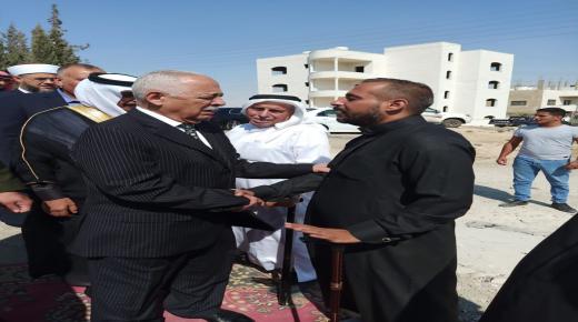 بالفيديو : مندوبا عن جلالة الملك العيسوي يقدم واجب العزاء لعشائر الدعسان ( الدعجه )