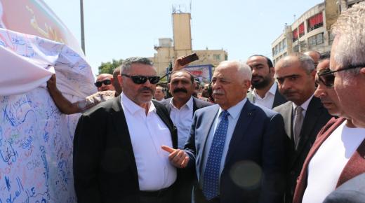 المومني يسلم وثيقة تجديد البيعة والولاء لجلالة الملك الى رئيس الديوان الملكي يوسف العيسوي