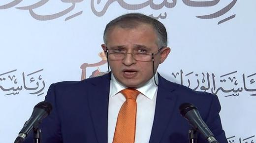 “بابا نويل” داخل كيس هدايا يروع وزير العمل القطامين ويفض اجتماعه الصحفي