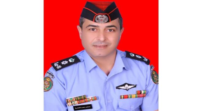 محمد عبد ربه التعامره و عائلته يهنئون المقدم مصعب التعامرة بمناسبة حصوله على درجة الماجستير بالحقوق