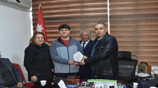 رئيس مجلس محافظة البلقاء يكرم الشباب عيسى العديلي مؤسس منصة (pointzero).