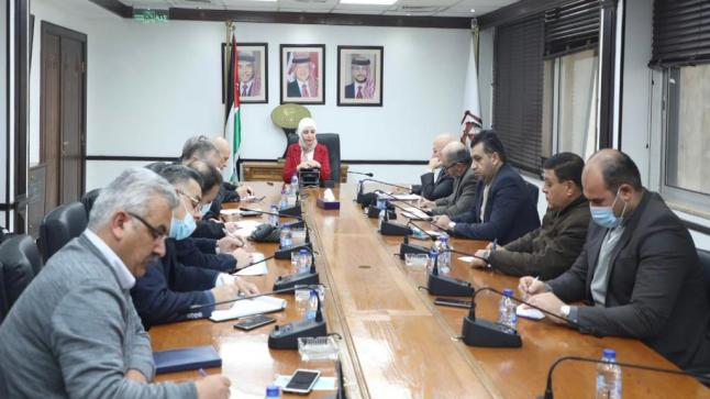 اللجنة المشتركة بين وزارة الصناعة وتجارة عمان تبحث قضايا القطاع التجاري