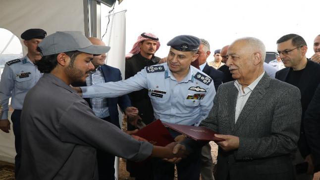 العيسوي يتفقد مشروع الاستزراع السمكي ويلتقي عدد من ابناء المجتمع المحلي في قاعدة سلاح الجو الملكي