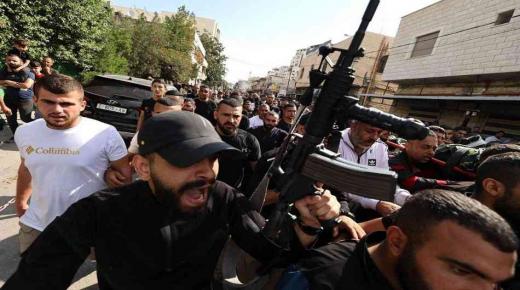 الاحتلال يهدد سكان الخليل عبر منشورات.. وهذا ما كُتب فيها