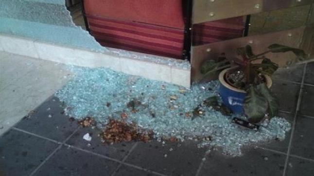 مجهولون يحطمون صالون حلاقة بالمفرق – شاهد الفيديو
