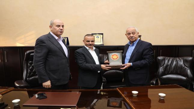 وزير الصناعة والتجارة والتموين يوسف الشمالي يزور العقرباوي مول بالزرقاء