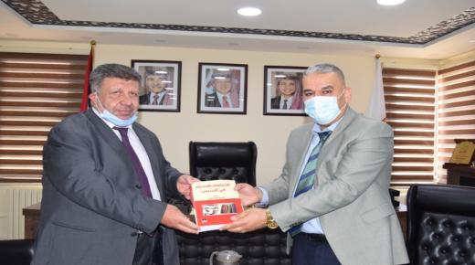 الدكتور الجراح يهدي جامعة إربد الأهلية مجموعة من كتبه العلمية