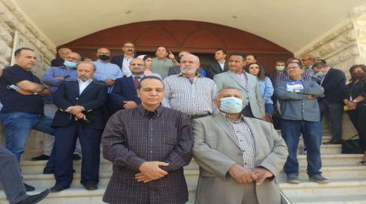 الصحفيون يحتجون على نقل زملائهم في التلفزيون.. يستهجنون مماطلة الحكومة – فيديو وصور