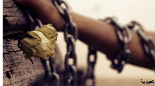 توقيف والد وجدة طفل تم العثور عليه مكبل بالسلاسل والجنازير من قبلهم