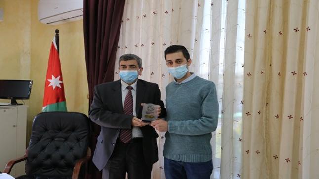 رئيس جامعة “الزيتونة” يكرم الطالبين عبدالعال والخواجا من كلية الاعمال