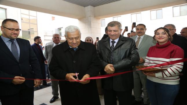 دولة الدكتور النسور يفتتح المعرض الرابع لكلية العمارة والتصميم في الزيتونة – صور