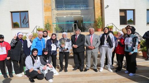 رئيس جامعة “الزيتونة” يتوج الفائزين في سباق الضاحية – صور