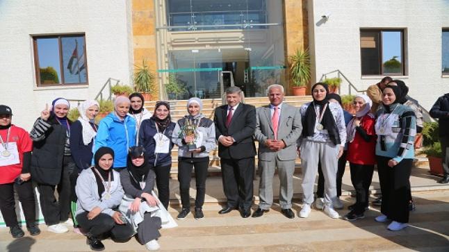 رئيس جامعة “الزيتونة” يتوج الفائزين في سباق الضاحية – صور