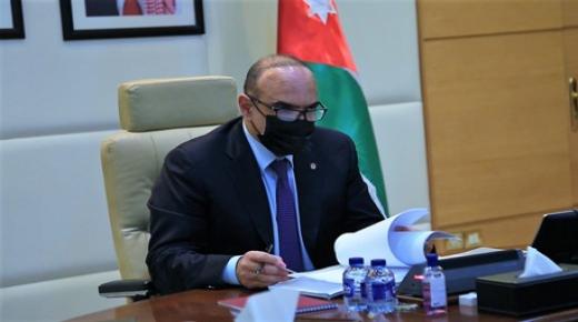 أمام رئيس الوزراء !! أمين عام إحدى الوزارات يمارس مهام عالية الأهمية دون وجود أي كتاب بتعيينه او تكليفه