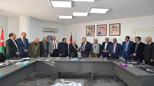 جامعة إربد الأهلية تكرم الأستاذ الدكتور الخصاونة بعد أن أكمل 4 سنوات من تعيينه ويغادر الجامعة بإنجازات مميزة