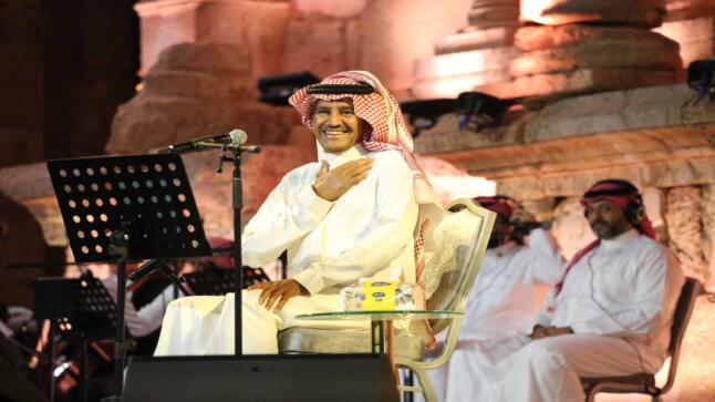 الفنان السعودي خالد عبد الرحمن يشعل مهرجان جرش بالمسرح الجنوبي – فيديو