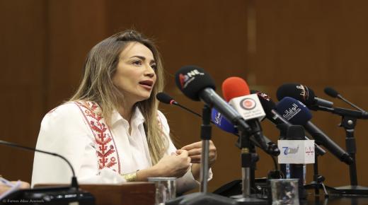 100 سيدة فلسطينية واردنية ترافق دلال أبو أمنة في “مهرجان جرش”