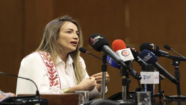 100 سيدة فلسطينية واردنية ترافق دلال أبو أمنة في “مهرجان جرش”