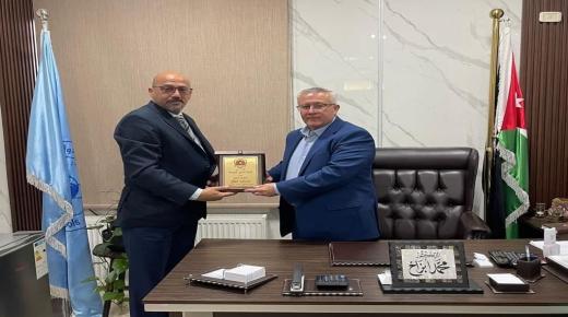 إدارة نادي الجزيره تُكرّم الدكتور محمد أبزاخ مدير عام مدارس المدار الدولية