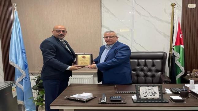 إدارة نادي الجزيره تُكرّم الدكتور محمد أبزاخ مدير عام مدارس المدار الدولية