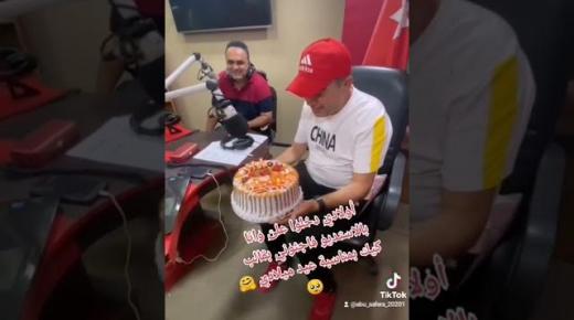 عائلة الاعلامي ابراهيم صغيرة تفاجأه بتورتة عيد ميلاده داخل استوديو اذاعة صوت الزرقاء – فيديو