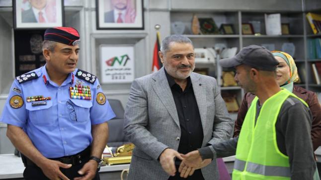 مدير شرطة الزرقاء العميد فهد ابو وندي يكرّم عمال الوطن في بلدية الزرقاء – صور 