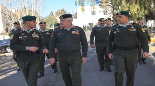 الحنيطي يزور قيادة الحرس الملكي الخاص -صور