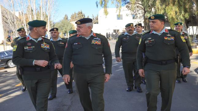 الحنيطي يزور قيادة الحرس الملكي الخاص -صور