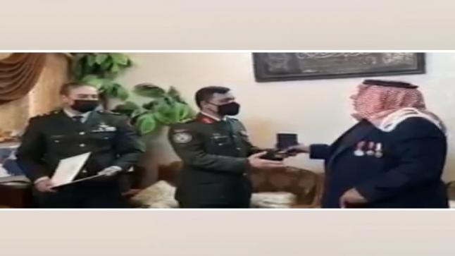 الديوان الملكي يكرم بطل من أبطال معركه الكرامة.. الوكيل المتقاعد إبراهيم غوانمة