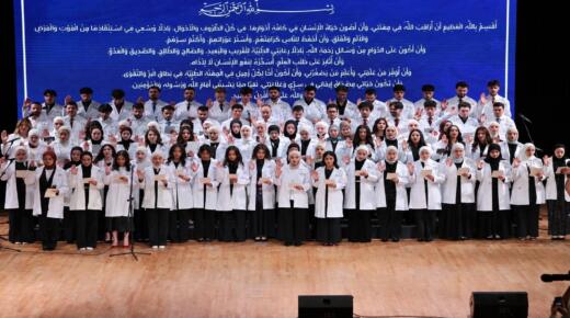 طلبة طب الأسنان في العلوم التطبيقية يؤدون القسم