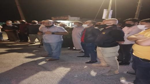 عشيرة الغرايبة والسناجلة تنفذ وقفة احتاجية بعد براءة المتهم بمقتل شقيقتهم ” صور”