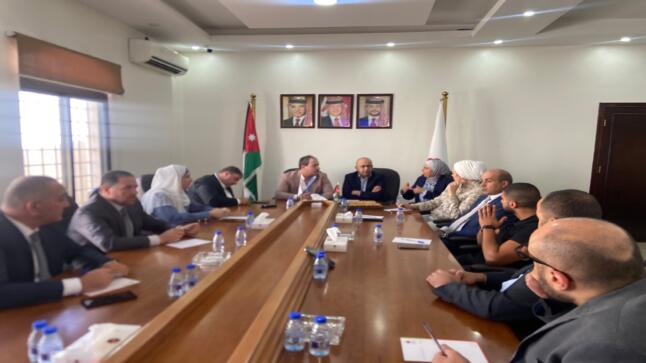 بحث تطوير خدمات نقل العاملين إلى مواقع المدن الصناعية الاردنية
