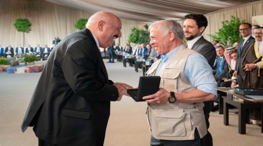 الملك ينعم بميدالية اليوبيل الفضي على جامعة الزرقاء.. وتسلمها الدكتور ابو شعيرة