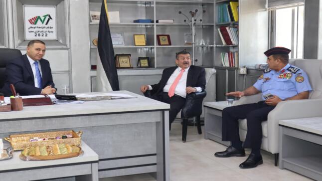 محافظ الزرقاء ومدير الشرطة يقدّمان التهاني لرئيس لجنة بلدية الزرقاء.