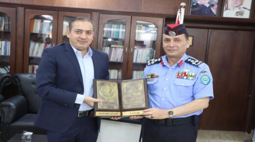 تكريم يحمل الوفاء.. العميد حسان القضاة يكرم العميد أيمن الصرايرة تقديراً لعطائه