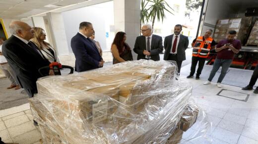 بإشراف سفارة الأردن في فلسطين… وزارة الصحة الفلسطينية تتسلم شحنة أدوية مقدمة من الهند