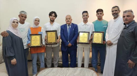 في مبادرة طيبه من مدير تربية الزرقاء الأولى تكريم أوائل الثانوية العامة والتوائم الأربعة في منازلهم